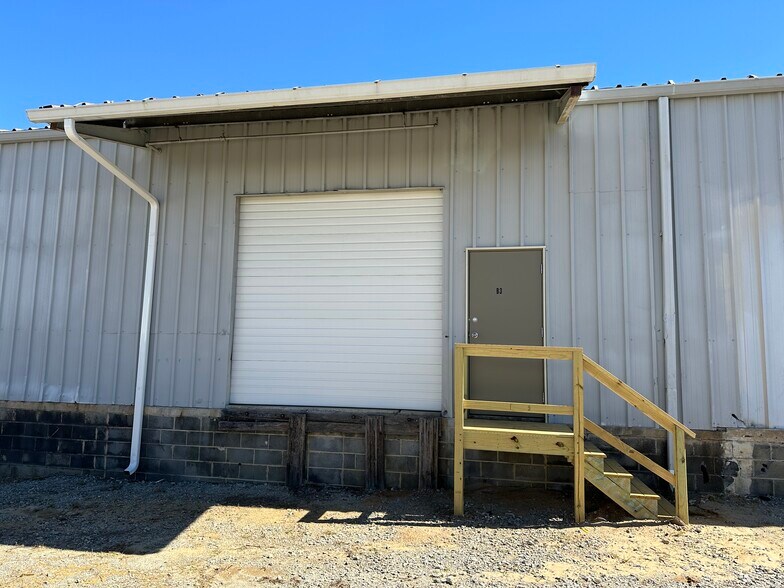 More Photos Of 658 Southern Ave, Fayetteville Warehouse For Lease