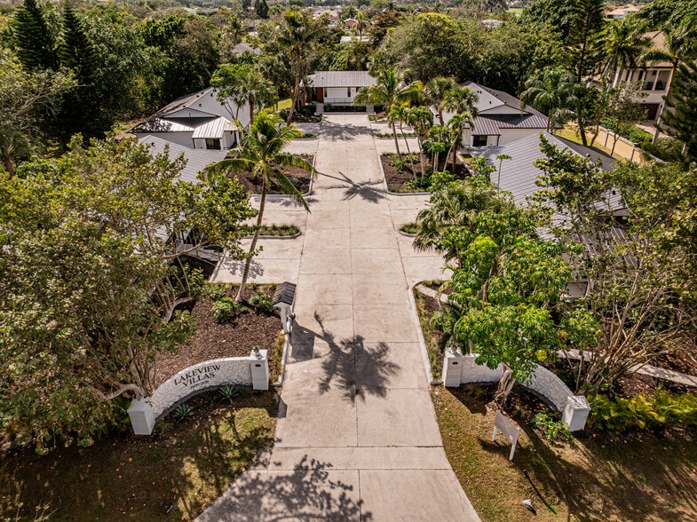 More Photos Of 2616 Lakeview Dr, Naples Apartments For Sale