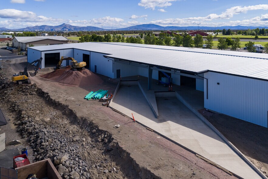 More Photos Of 2020 SW Deerhound Ave, Redmond Warehouse For Lease