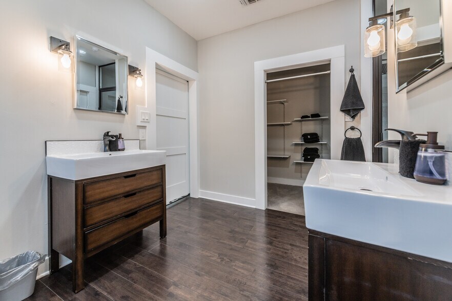 More Photos Of 630 S Walters, San Antonio Freestanding For Sale