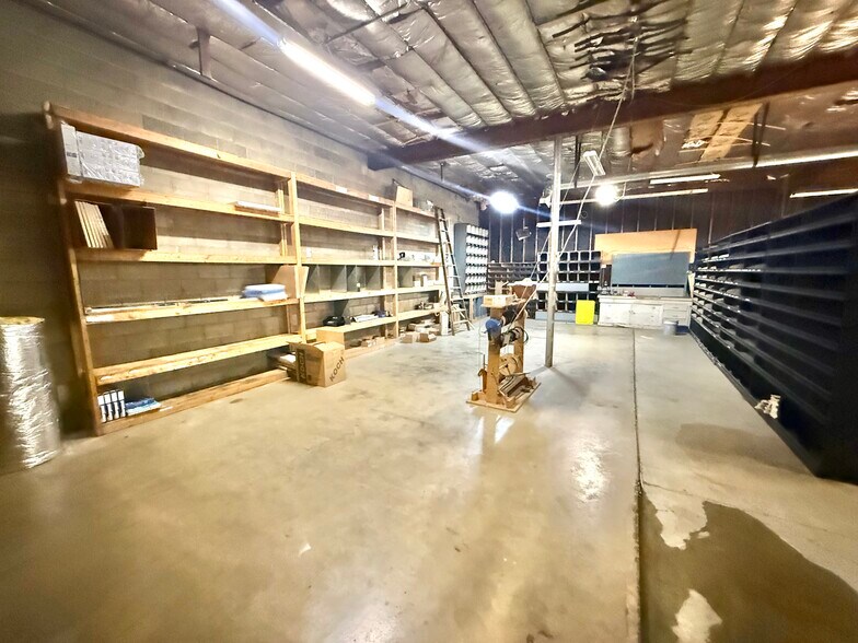 More Photos Of 707 N Lumber St, Bloomington Industrial For Sale