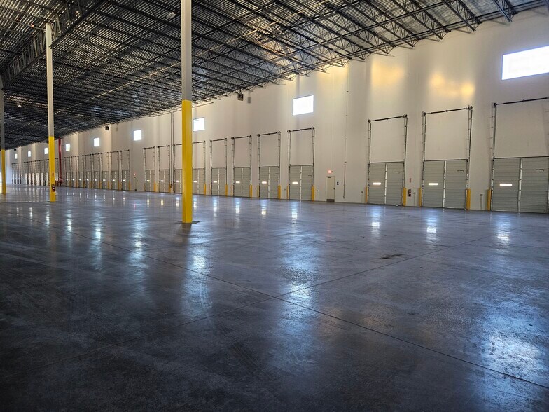 More Photos Of 7489 Commonwealth Ave, Jacksonville Distribution For Lease