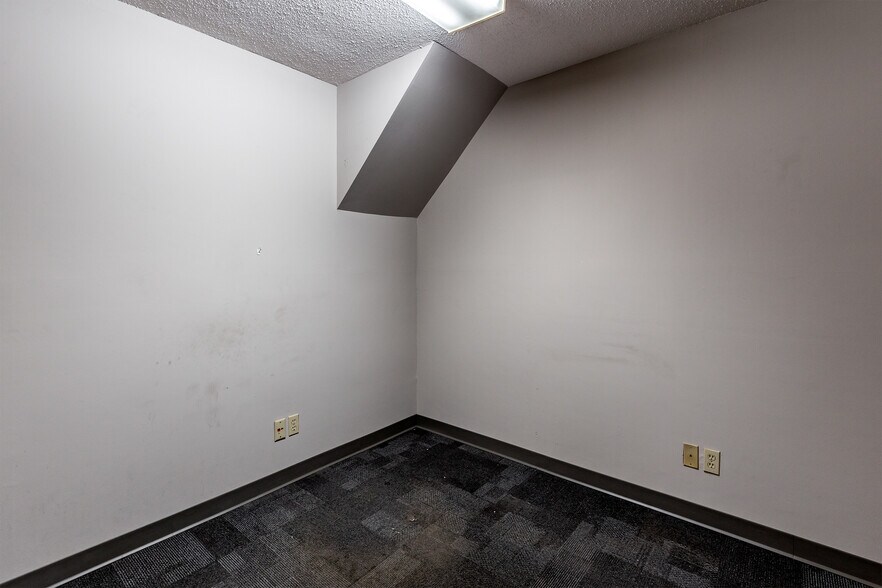 More Photos Of 624 S 7th St, Saint Joseph Industrial For Sale