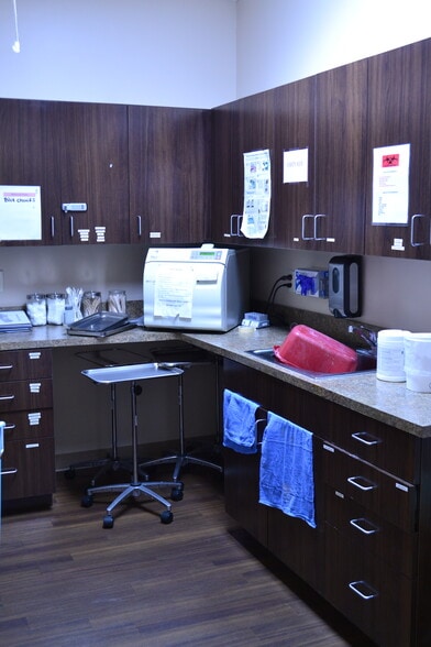 More Photos Of 16301 Fishhawk Blvd, Lithia Medical For Lease