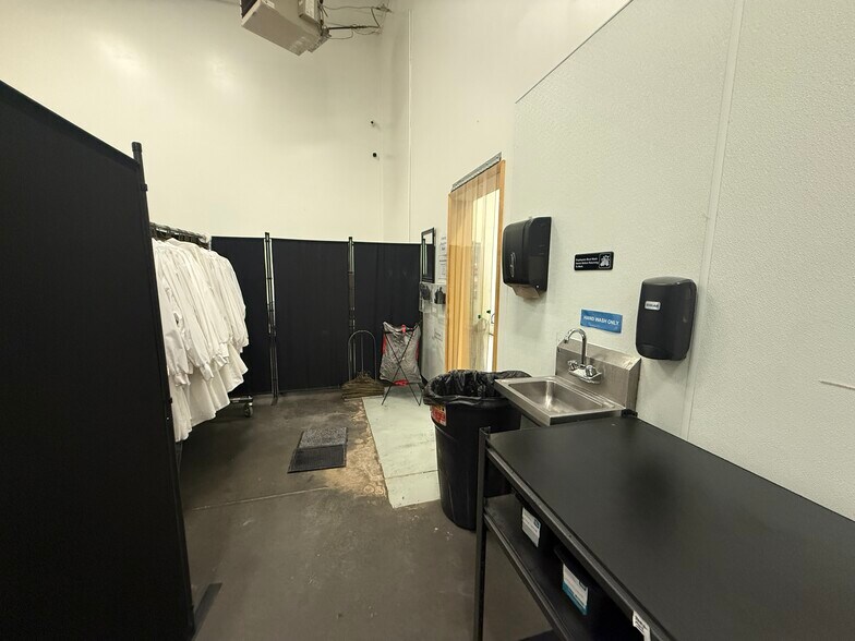 More Photos Of 930 N 1430 W, Orem Manufacturing For Lease