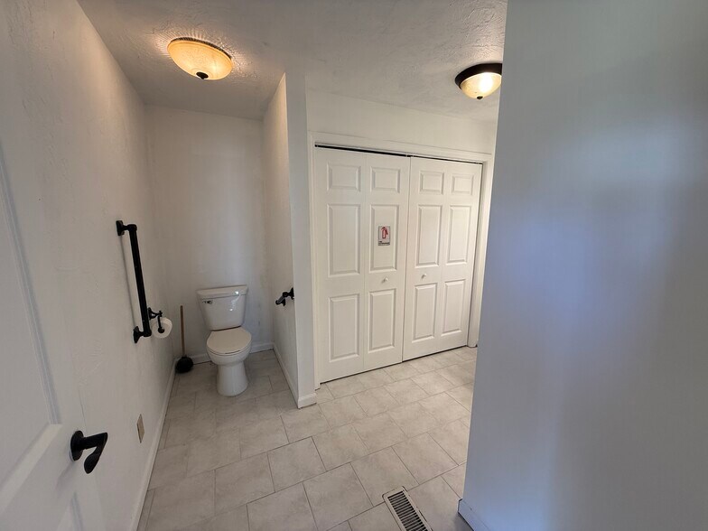 More Photos Of 458 Locust St, Middletown Office For Lease