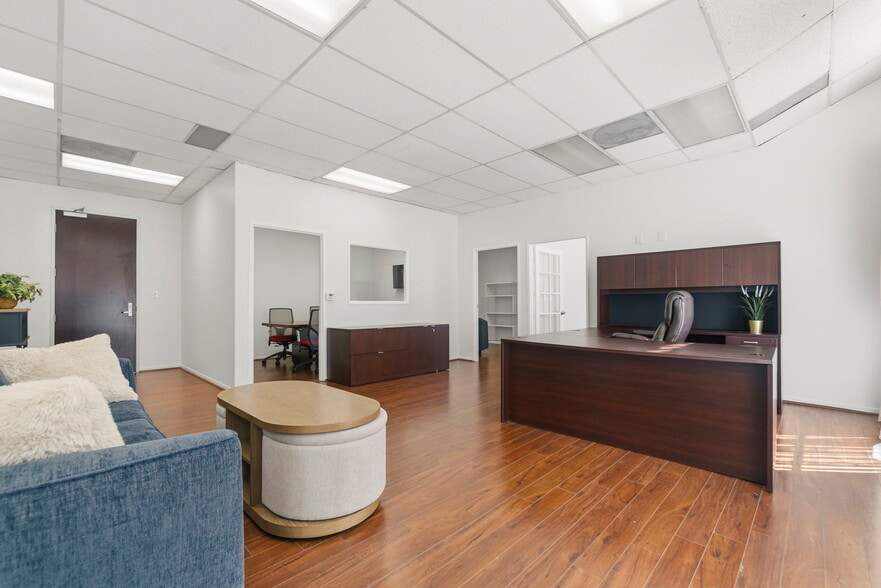 More Photos Of 20501 Ventura Blvd, Woodland Hills Office For Lease