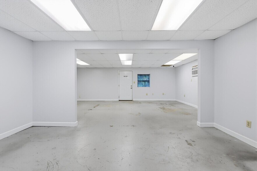 More Photos Of 623 Pleasant St, Lake Helen Flex For Lease