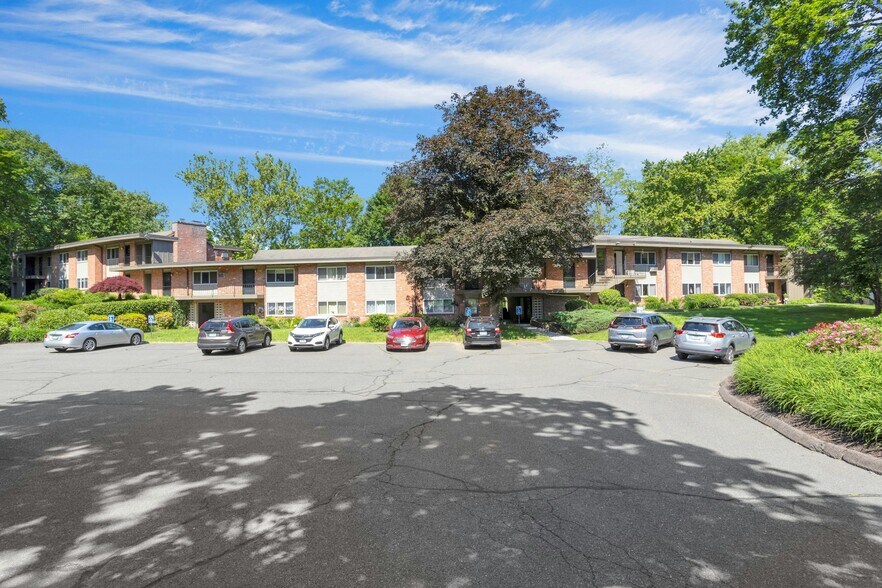 More Photos Of 1038-1056 Main St S, Woodbury Apartments For Sale