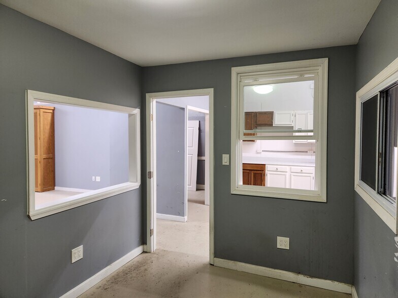 More Photos Of 4216 Howard Ave, Kensington Showroom For Sale