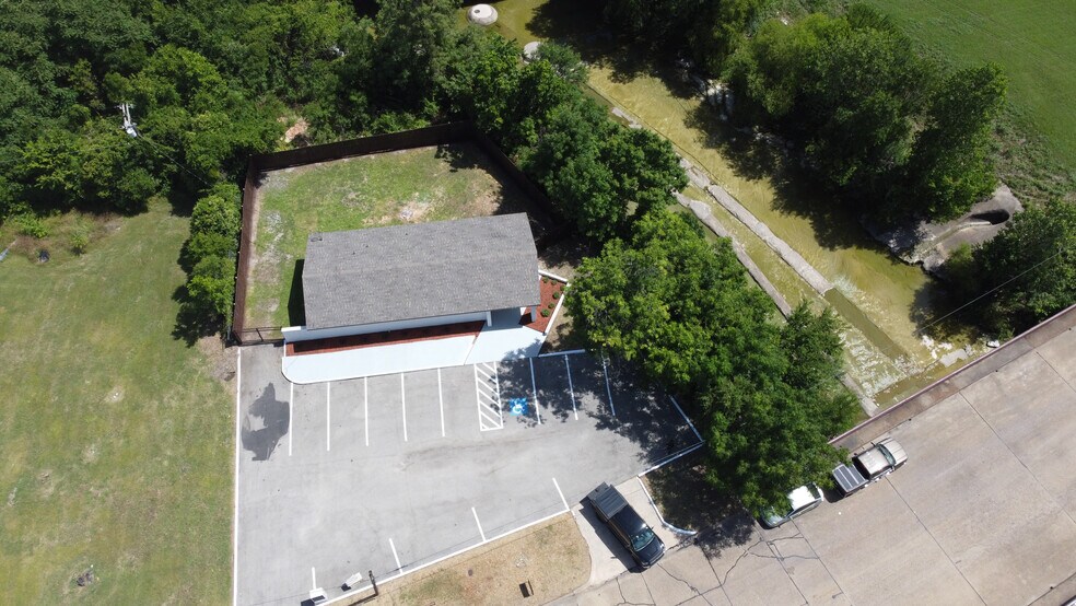 More Photos Of 1414 Forest Ln, Garland Office For Lease