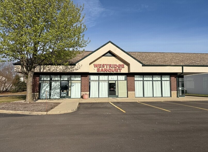 More Photos Of 626-654 E State Rd, Island Lake Storefront Retail Office For Lease