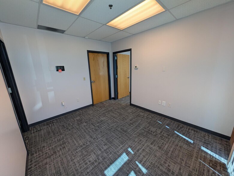 More Photos Of 318 W Quail Trax Pl, Salt Lake City Light Manufacturing For Lease