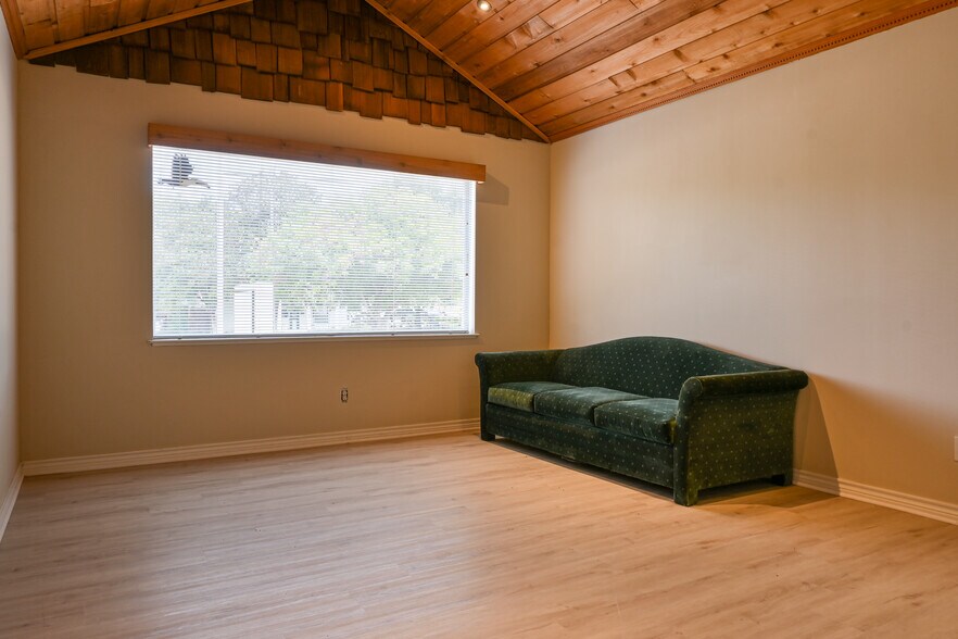 More Photos Of 304 E Broad St, Mansfield Office For Lease