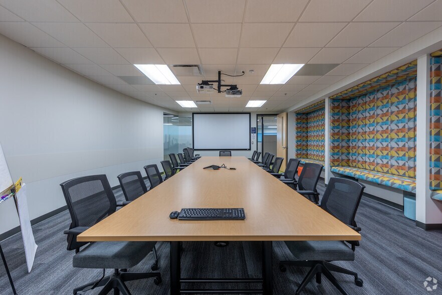 More Photos Of 25300-25330 Telegraph Rd, Southfield Office For Sale