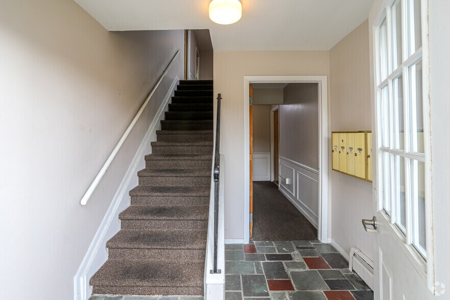 More Photos Of 909 E Jolly Rd, Lansing Multifamily For Sale