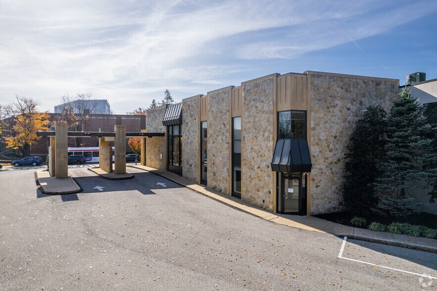 More Photos Of 301 W Lancaster Ave, Wayne Bank For Lease