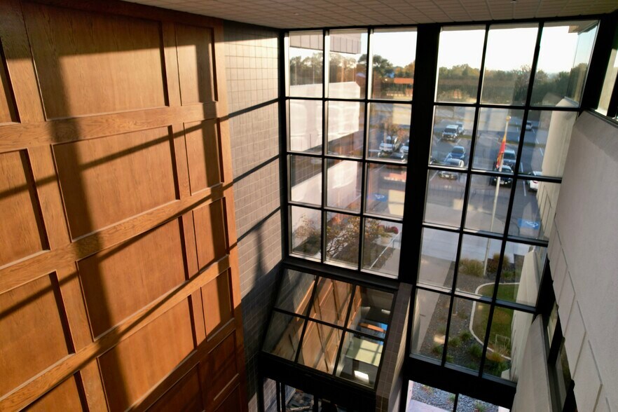 More Photos Of 1415 28th St, West Des Moines Office For Lease