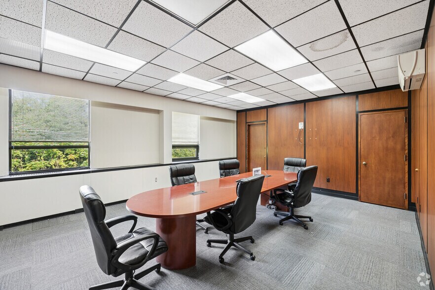 More Photos Of 92 Deerfield Rd, Windsor Unknown For Lease