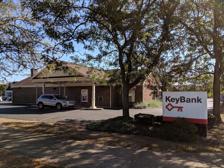 More Photos Of 145 Ghent Rd, Fairlawn Bank For Lease