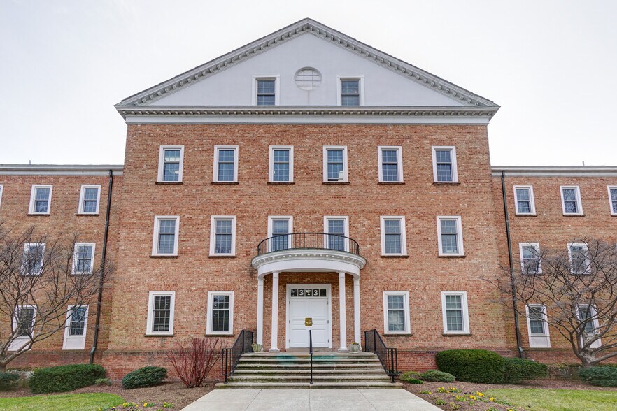 More Photos Of 313 Park Ave, Falls Church Medical For Sale
