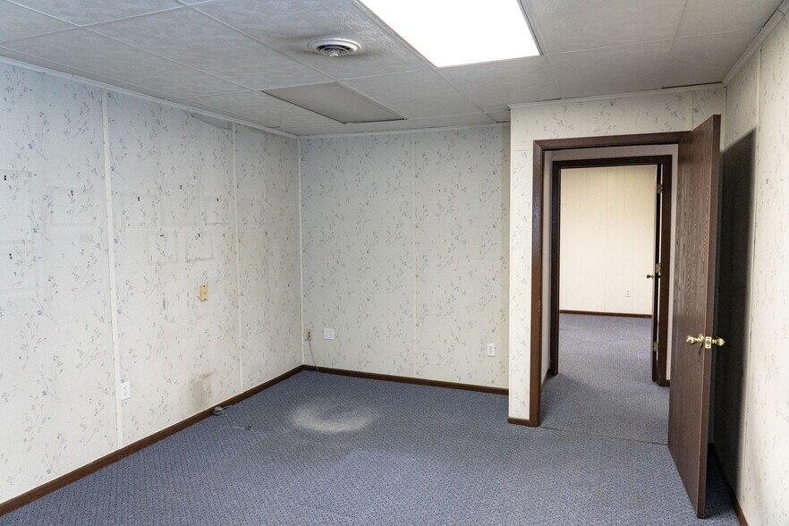 More Photos Of 218 Center Rd, Monroeville Freestanding For Lease