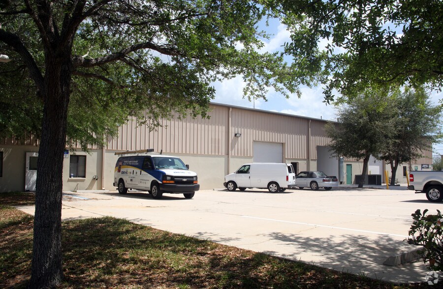 More Photos Of 150 Stevens Ave, Oldsmar Warehouse For Lease