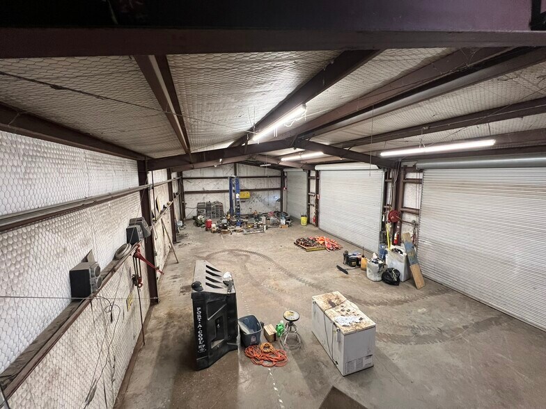 More Photos Of 3226 N Main St, Cleburne Warehouse For Lease