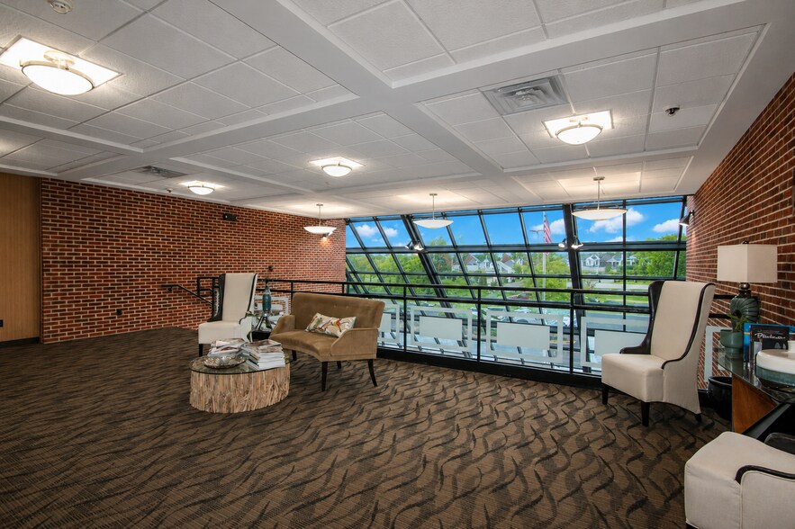 More Photos Of 9911 Shelbyville Rd, Louisville Office For Sale