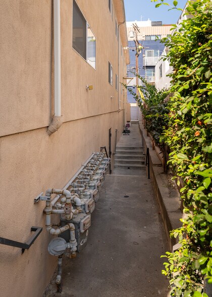 More Photos Of 1001 N Croft Ave, Los Angeles Apartments For Sale