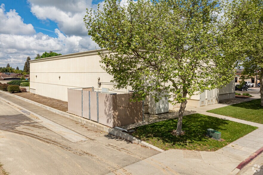 More Photos Of 145 S Newmark Ave, Parlier Office For Sale