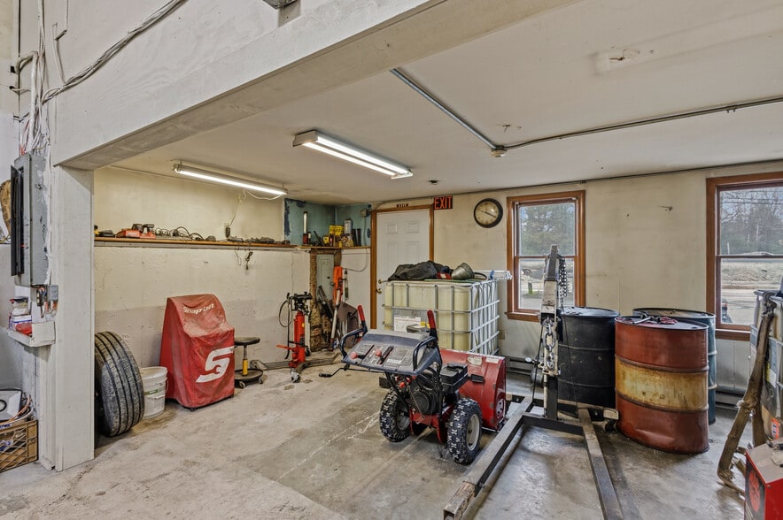 More Photos Of 1973 Victory Hwy, Glendale General Retail For Sale