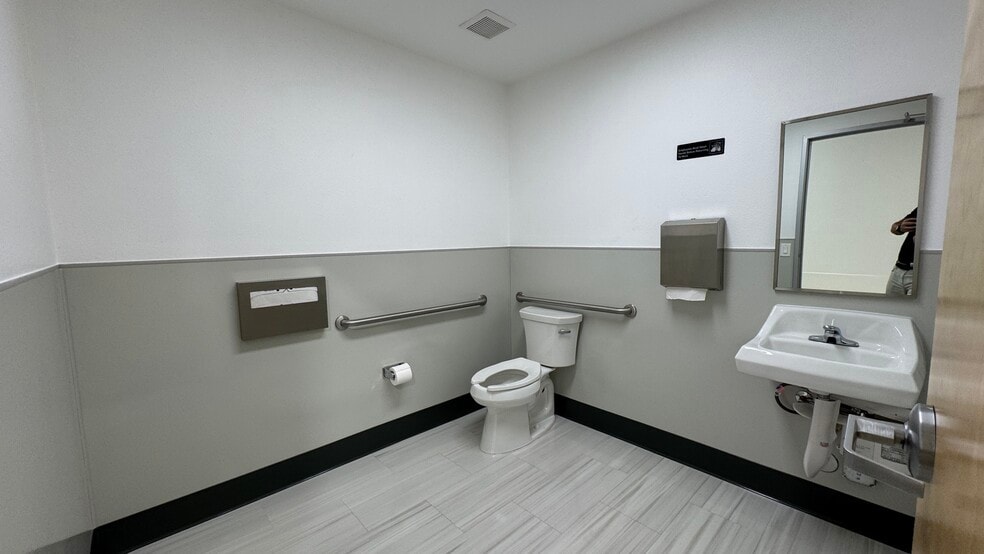 More Photos Of 18320-18330 Oxnard St, Tarzana Unknown For Lease