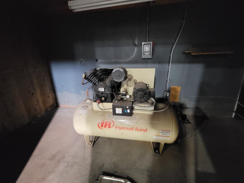 More Photos Of 148 Industrial Park Dr, Rockingham Warehouse For Sale