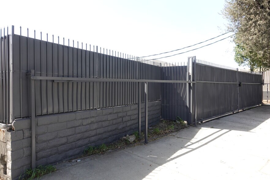 More Photos Of 18334 Eddy St, Northridge Warehouse For Sale