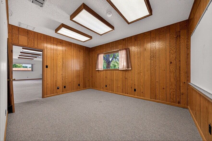 More Photos Of 800 Jefferson St, Kerrville Religious Facility For Sale