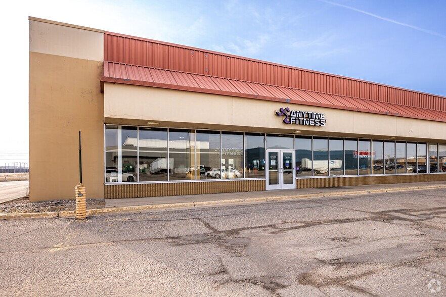More Photos Of 1605 1st St S, Willmar Storefront For Lease
