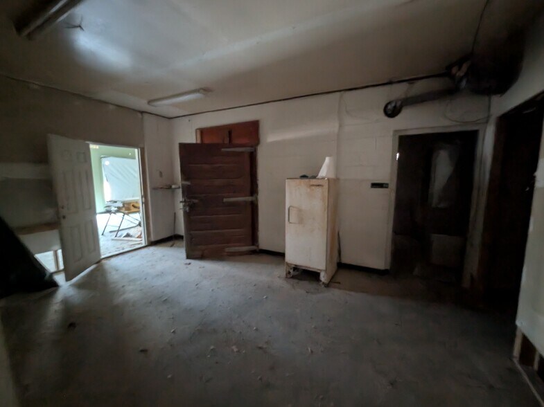 More Photos Of 2416 E Huron Rd, Au Gres Storefront Retail Office For Sale