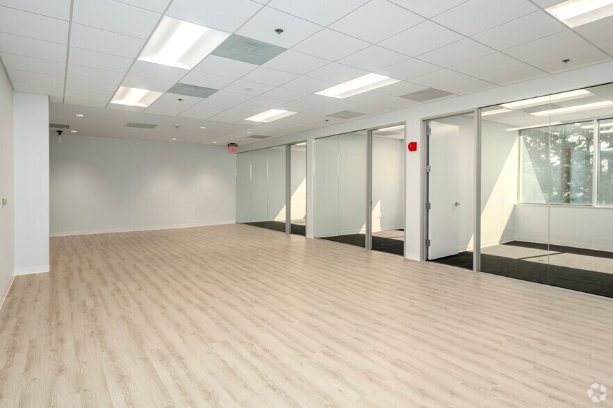 More Photos Of 555 Quince Orchard Rd, Gaithersburg Office For Sale