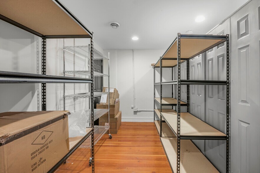 More Photos Of 200 Broadway St, Jordan Storefront Retail Residential For Lease