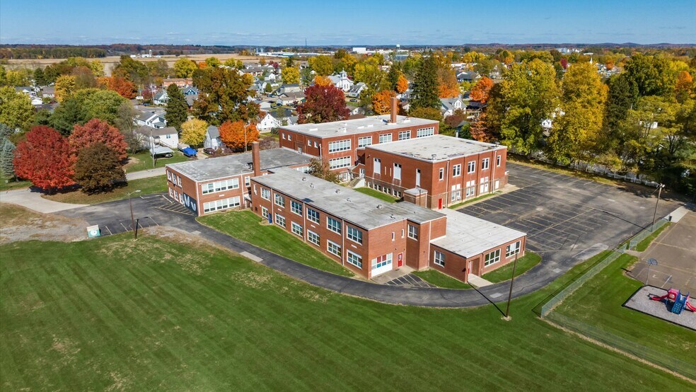 More Photos Of 709 Deacon St, Hebron Schools For Lease