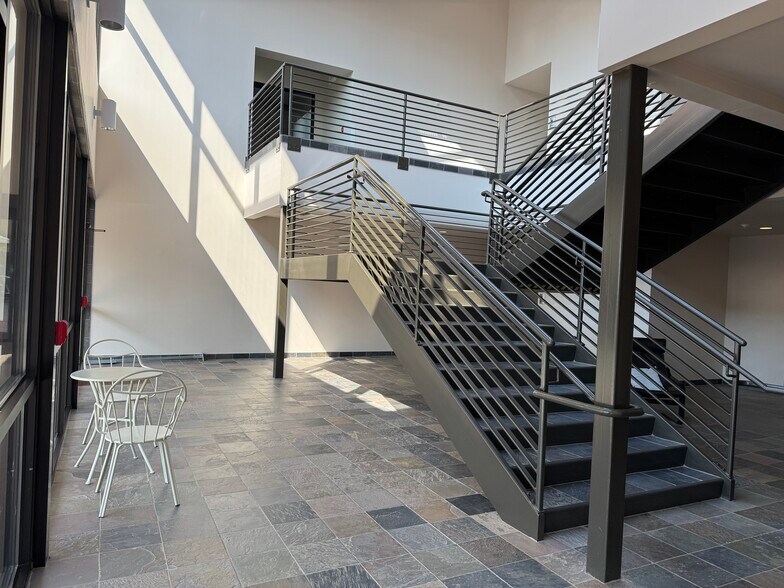 More Photos Of 325 E George Hopper Rd, Burlington Office For Lease