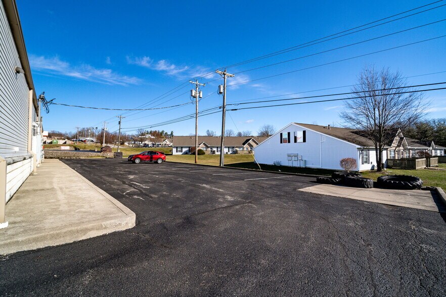 More Photos Of 120 Roberts Ln, Hillsboro Freestanding For Lease