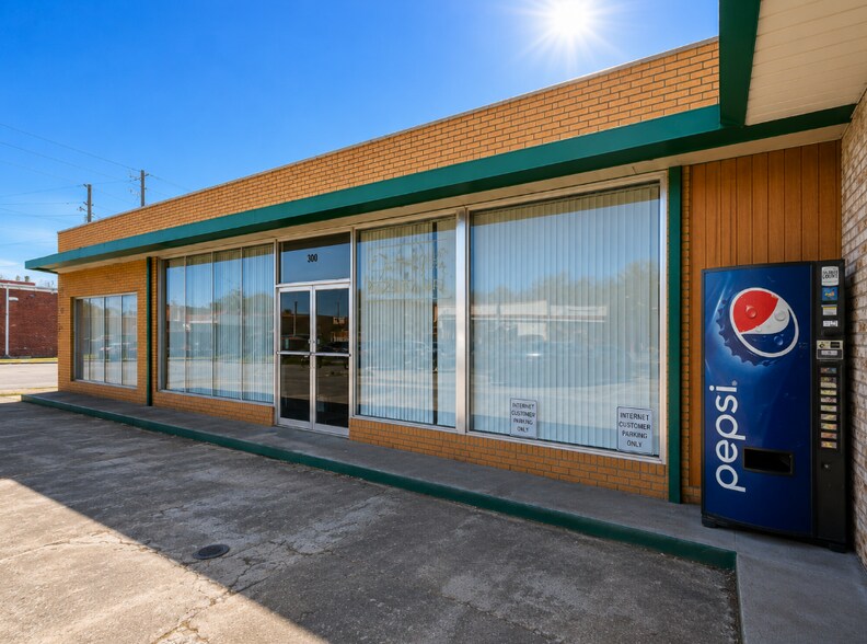Primary Photo Of 300 W Seaboard St st, Bladenboro Showroom For Sale