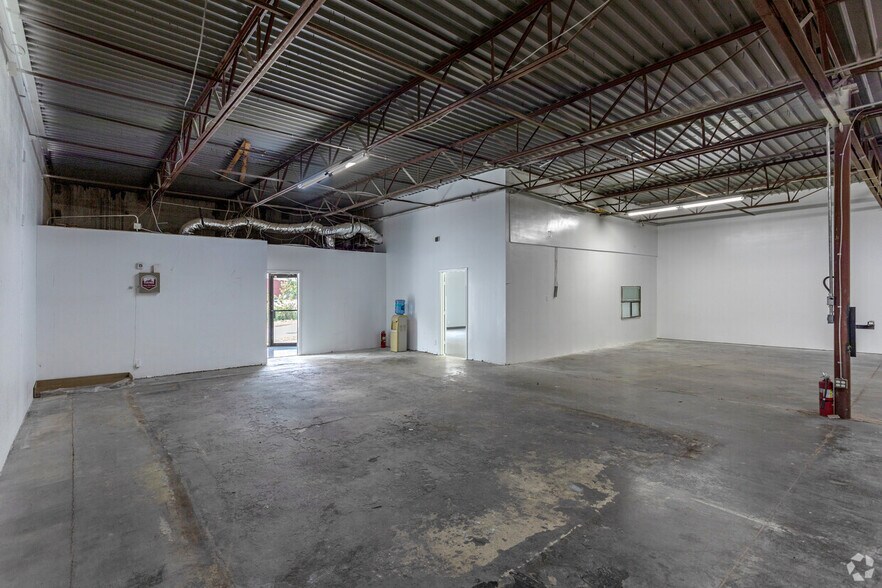 More Photos Of 1225 W College Ave, Carrollton Unknown For Lease