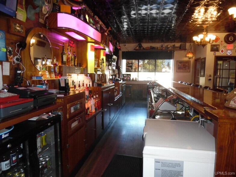 More Photos Of 31 Trimountain Ave, South Range Bar For Sale