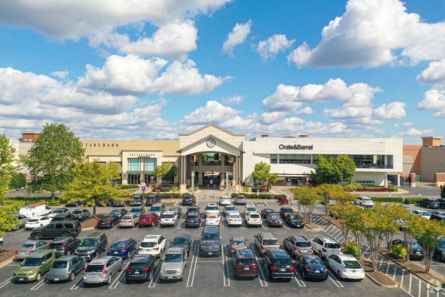 More Photos Of 11800 W Broad St, Henrico Department Store For Lease