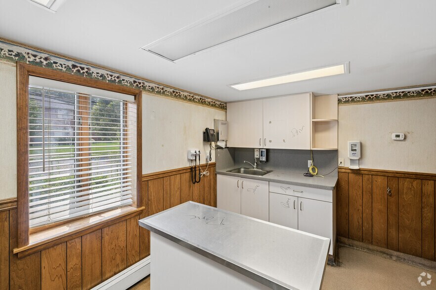 More Photos Of 262 Main St, Madison Veterinarian Kennel For Sale