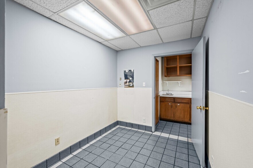 More Photos Of 7902 Slide Rd, Lubbock Veterinarian Kennel For Lease
