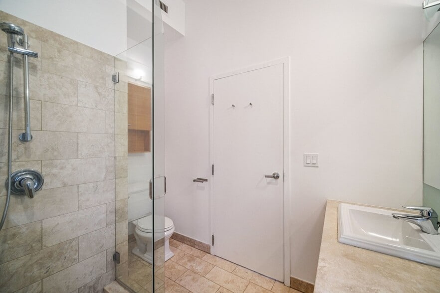 More Photos Of 717 N Highland Ave, Los Angeles Flex For Sale